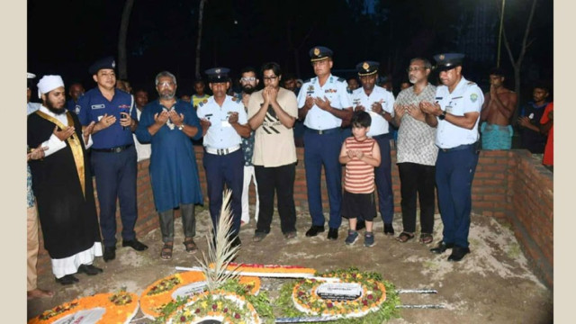 শিক্ষিকা মেহরীন চৌধুরীর সমাধিতে বিমানবাহিনীর শ্রদ্ধা নিবেদন
