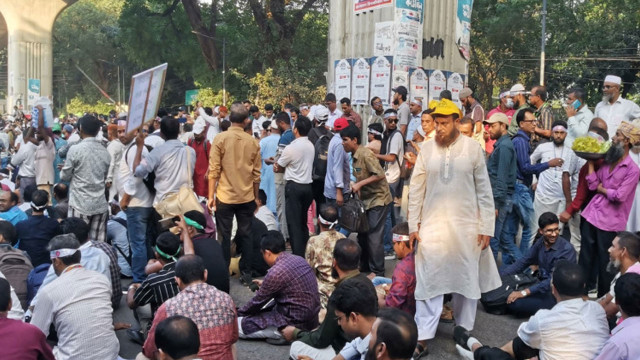 শহীদ মিনারে শিক্ষকদের অবস্থান কর্মসূচিও চলছে, বিকেলে ফের বৈঠক