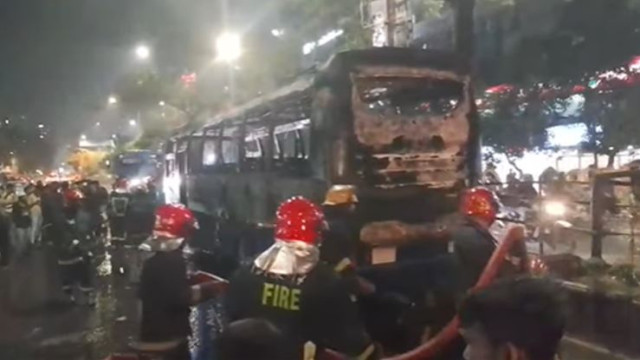 ধানমন্ডিতে ল্যাবএইড হাসপাতালের সামনে বাসে আগুন