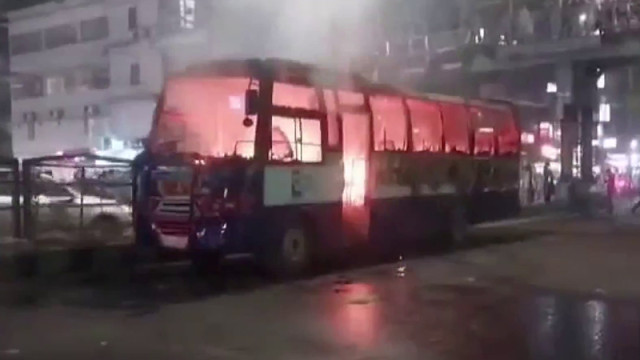 মধ্যরাতে রাজধানীর বিভিন্ন স্থানে বাসে আগুন, ককটেল বিস্ফোরণ