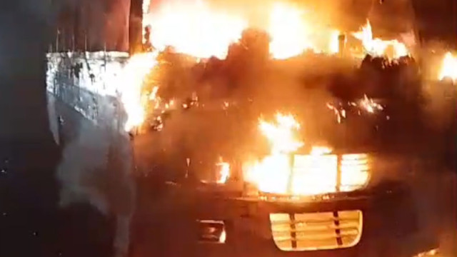 মানিকগঞ্জে স্কুলবাসে আগুন, চালক দগ্ধ