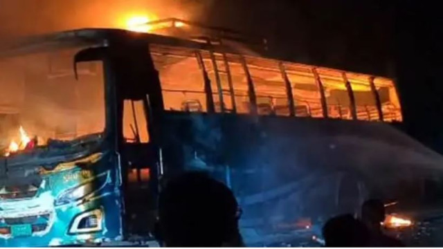 বরগুনায় পার্কিং করা বাসে অগ্নিসংযোগ, গ্রেফতার ৫