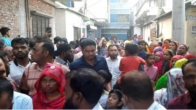 স্ত্রীর গলাকাটা মরদেহের পাশেই পড়ে ছিলেন আহত স্বামী