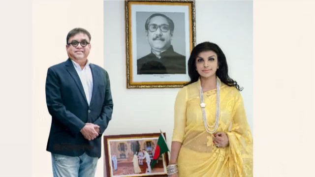 যুক্তরাজ্যে নিযুক্ত বাংলাদেশের সাবেক হাইকমিশনার সাঈদা মুনা তাসনিম ও তার স্বামী জেনারেশন নেক্সট ফ্যাশন লিমিটেডের চেয়ারম্যান তৌহিদুল ইসলাম চৌধুরী