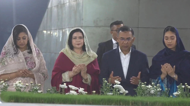 জিয়াউর রহমান ও খালেদা জিয়ার কবর জিয়ারত করলেন প্রধানমন্ত্রী