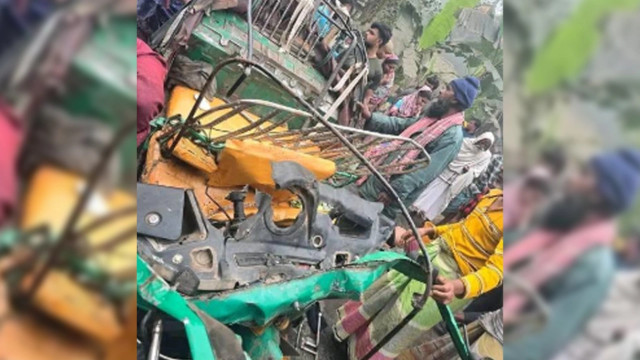 রাজশাহীতে সিএনজি-ভটভটির মুখোমুখি সংঘর্ষ, নিহত ৩