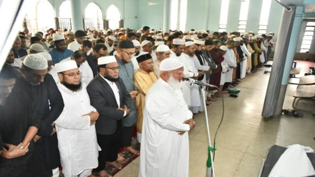 আল-আরাফাহ ব্যাংকের এক্সিকিউটিভ ভাইস প্রেসিডেন্টের জানাজায় বিরোধীদলীয় নেতার অংশগ্রহণ