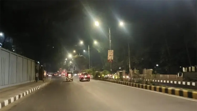 তেল সংকটে রাজধানীর সড়কে ফাঁকা ভাব, সীমিত ব্যক্তিগত গাড়ি-মোটরসাইকেল