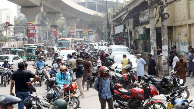 জ্বালানি তেলের জন্য সকালেই দীর্ঘ লাইন, মিলছে নির্দিষ্ট পরিমাণে