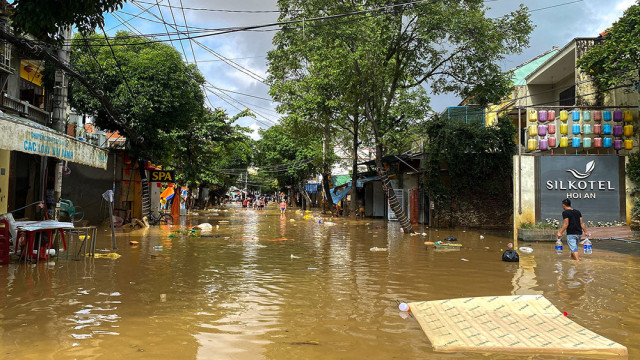 ভিয়েতনামে বন্যায় মৃতের সংখ্যা বেড়ে ৯০