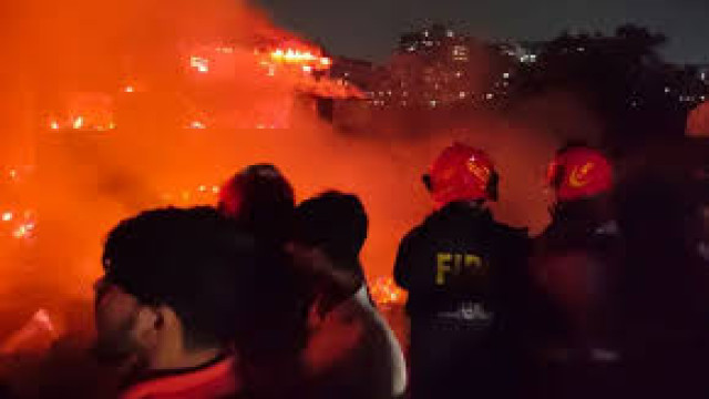 জ্বলছে কড়াইল বস্তি, নিয়ন্ত্রণে ফায়ার সার্ভিসের ১৯ ইউনিট