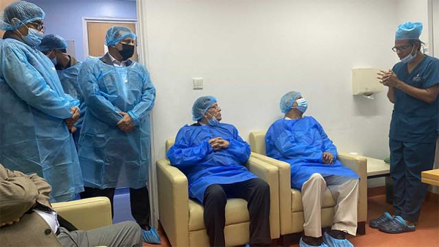 খালেদা জিয়ার স্বাস্থ্যের খোঁজ নিতে হাসপাতালে প্রধান উপদেষ্টা