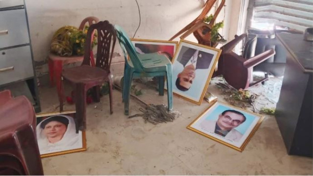 খালেদা জিয়া তারেক রহমানের ছবি ভাঙচুর করল ছাত্রদল