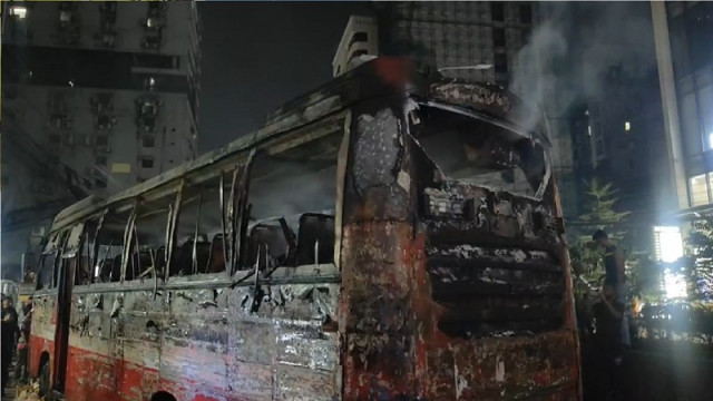 রাজধানীতে চলন্ত বাসে আগুন