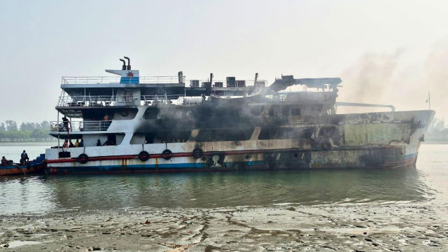 সেন্ট মার্টিনগামী জাহাজে আগুনের ঘটনায় ৫ সদস্যের তদন্ত কমিটি