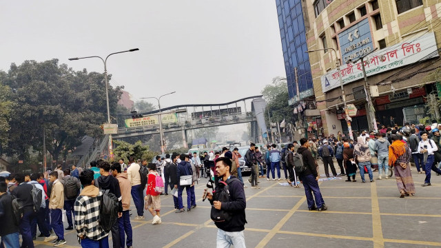 ফার্মগেটে সড়ক অবরোধ, যান চলাচল বন্ধ