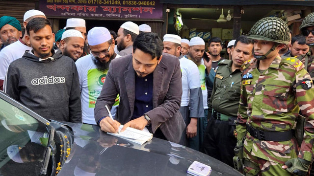 প্রতীক পেয়েই শোডাউন, হাতপাখার প্রার্থীকে জরিমানা