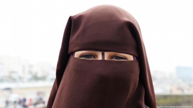 নেকাবধারী নারীদের মুখ দেখাতে হবে ভোটকেন্দ্রে