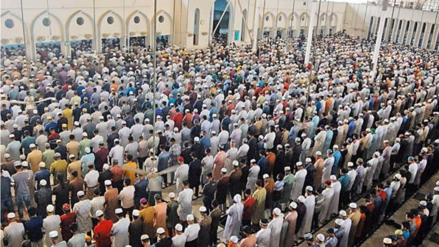 প্রথম তারাবিতে বায়তুল মোকাররমে মুসল্লিদের ঢল