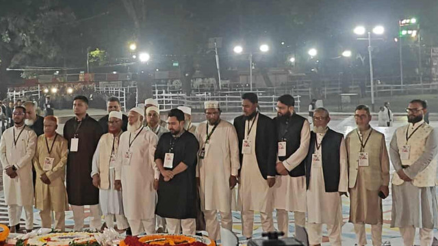 শহীদ মিনারে বিরোধীদলীয় জোটের শ্রদ্ধা ও মোনাজাত