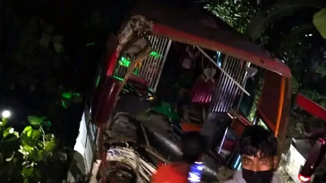 সীতাকুণ্ডে দাঁড়িয়ে থাকা ডাম্প ট্রাকে বাসের ধাক্কা, নিহত বেড়ে ৫