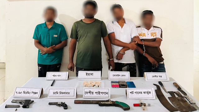 খুলনায় সেনাবাহিনী ও নৌবাহিনীর যৌথ অভিযানে অবৈধ অস্ত্রসহ শীর্ষ সন্ত্রাসী গ্রেফতার