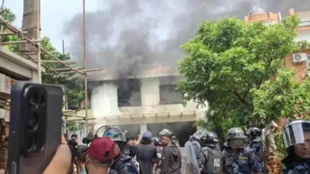 নেপালে সাবেক প্রধানমন্ত্রীর বাড়িতে আগুন দিলো বিক্ষোভকারীরা