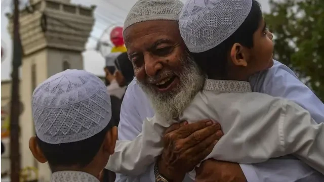 রাত পোহালেই ঈদ, ঈদের জামাত কোথায় কখন?