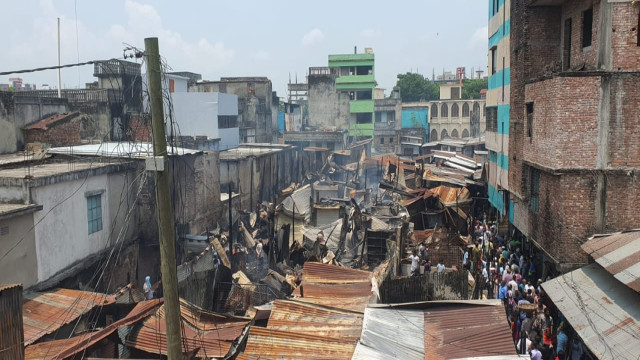 শ্রীনগর বাজারে আগুন, অর্ধশতাধিক দোকান পুড়ে ছাই