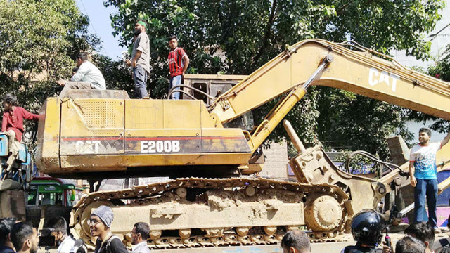 ধানমন্ডি ৩২ ভাঙতে এক্সকাভেটর নিয়ে ছাত্রজনতা, উত্তেজনা চরমে