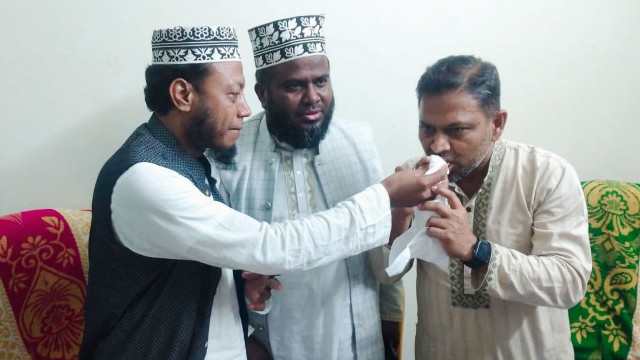 বিজয়ী হয়ে বিএনপির প্রার্থীর সঙ্গে সাক্ষাৎ আমির হামজার, খাওয়ালেন মিষ্টি