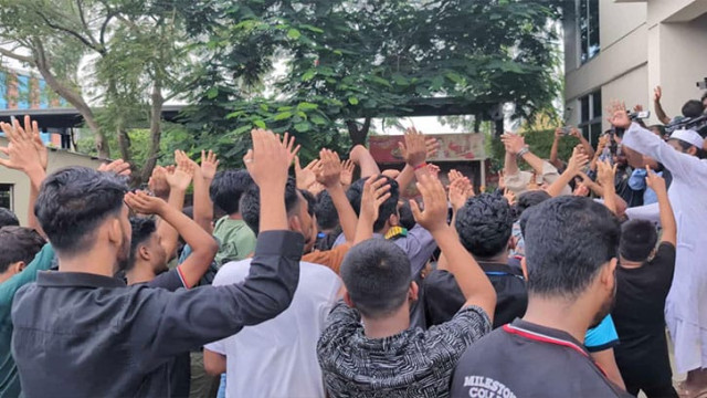 মাইলস্টোনে গিয়ে শিক্ষার্থীদের তোপের মুখে