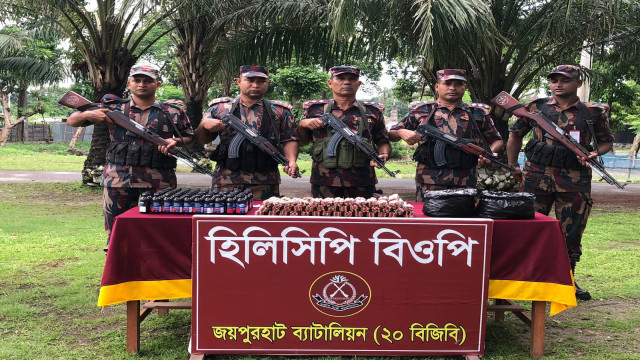 হিলি সীমান্তে প্রায় ১৪ লাখ টাকার মাদক উদ্ধার করেছে বিজিবি