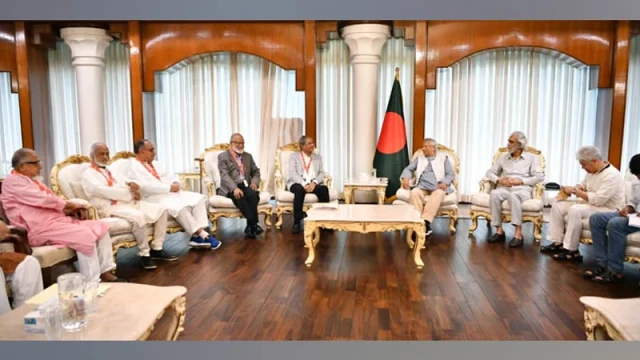 প্রধান উপদেষ্টার সঙ্গে বৈঠকে বসেছেন বিএনপির ৪ সদস্যের প্রতিনিধি দল