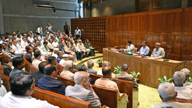 প্রধানমন্ত্রীর সভাপতিত্বে সরকারদলীয় সংসদ সদস্যদের বৈঠক অনুষ্ঠিত