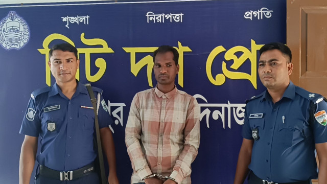 ভুয়া পুলিশ সদস্যকে আটক করে আসল পুলিশ