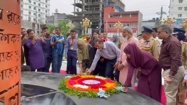 রাজশাহী বিভাগীয় কমিশনার খোন্দকার আজিম আহমেদকে সঙ্গে নিয়ে শহীদ স্মৃতিস্তম্ভে শ্রদ্ধা জানান গণঅভ্যুত্থানে শহীদ সাকিব আনজুমের বাবা মাইনুল হক