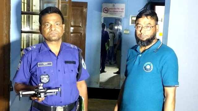ভারত থেকে আসা হিলি সীমান্তের ধান ক্ষেতে পড়ে থাকা সচল ড্রোন ক্যামেরা উদ্ধার