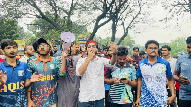 এনসিপি নেতৃবৃন্দের ওপর হামলার প্রতিবাদে ইবিতে মহাসড়ক অবরোধ