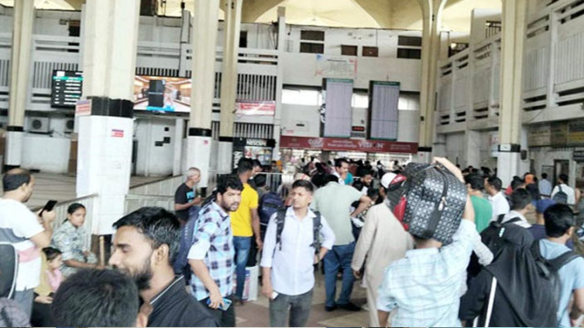 কমলাপুরে ঘরমুখো মানুষের ঢল: ঈদযাত্রা