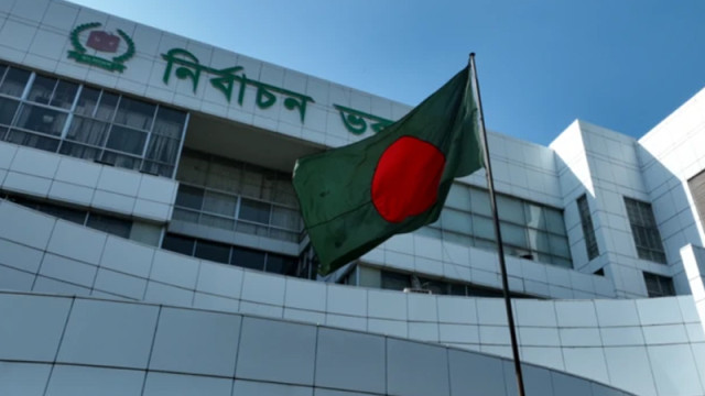 মোবাইল নিয়ে সাংবাদিকদের ভোটকেন্দ্রে প্রবেশে নিষেধাজ্ঞা প্রত্যাহারের আশ্বাস ইসির