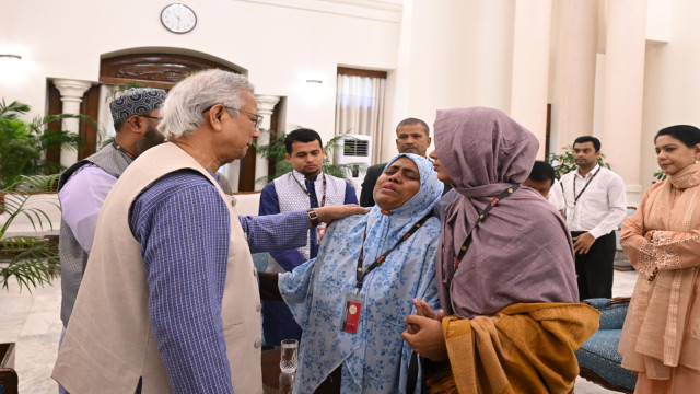 ওসমান হাদির পরিবারের সঙ্গে প্রধান উপদেষ্টার সাক্ষাৎ, সর্বোত্তম চিকিৎসা নিশ্চিতের আশ্বাস