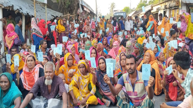 পাইকগাছা সমিতির কোটি কোটি টাকা আত্মসাৎ, গ্রাহকদের সড়ক অবরোধ