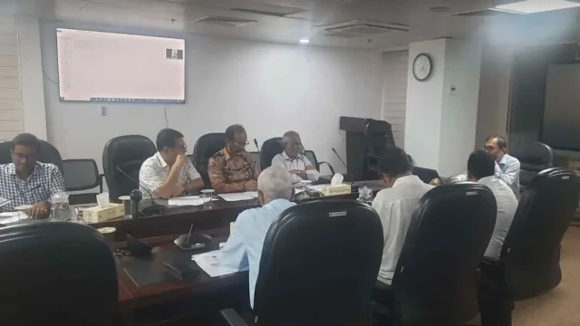 ভাড়া বাড়াতে বৈঠকে বসেছে বাস মালিক ও বিআরটিএ