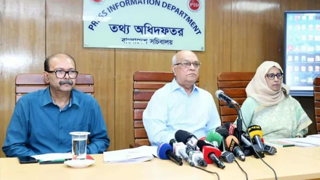 সচিবালয়ে সংবাদ সম্মেলনে অন্তর্বর্তী সরকারের মুক্তিযুদ্ধবিষয়ক উপদেষ্টা ফারুক-ই-আজম বীর প্রতীকসহ ঊর্ধ্বতন কর্মকর্তারা