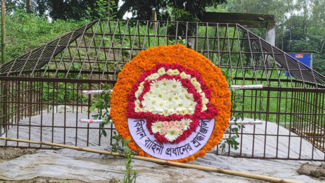 তানভীরের কবরে ফুল দিয়ে শ্রদ্ধা জানালো বিমান বাহিনী