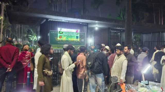 শহিদ ওসমান হাদির কবর দেখতে মানুষের ভিড়, রাতেও থাকবে পুলিশ প্রহরা