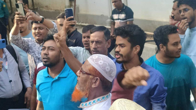 শেখ হাসিনার মৃত্যুদণ্ডের রায়, ট্রাইব্যুনালের সামনে জনতার উল্লাস