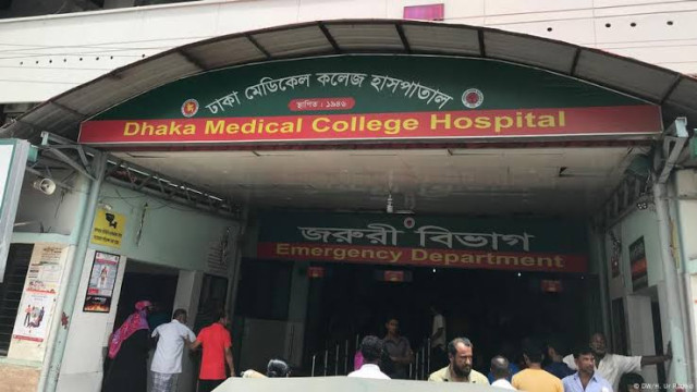 রাস্তায় পড়ে থাকা বৃদ্ধাকে হাসপাতালে নিতেই মৃত্যু