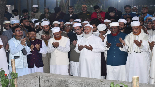 শহীদ শরীফ ওসমান হাদীর কবর জিয়ারতে আমিরে জামায়াত